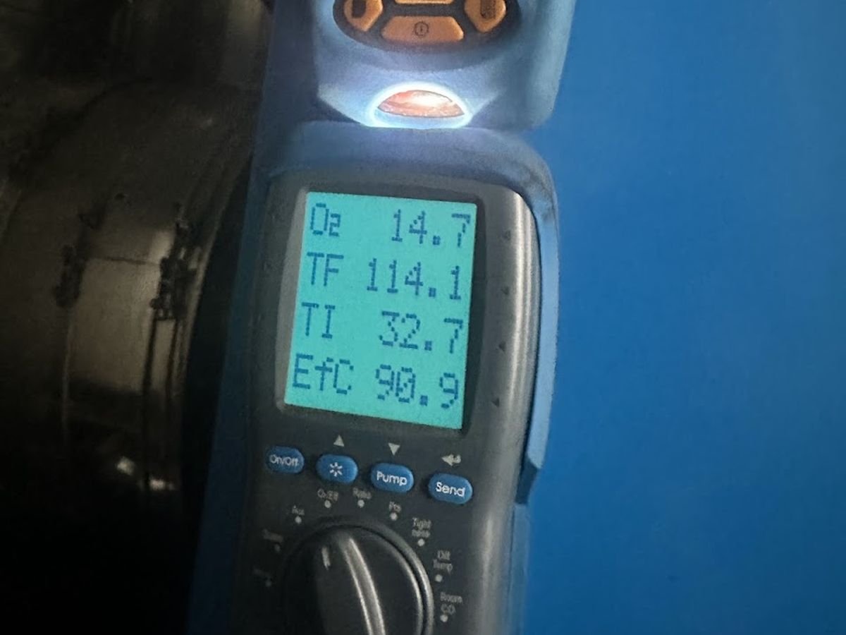 Pengukuran gas buang di lapangan — kandungan O₂, suhu flue gas, dan efisiensi pembakaran terbaca langsung