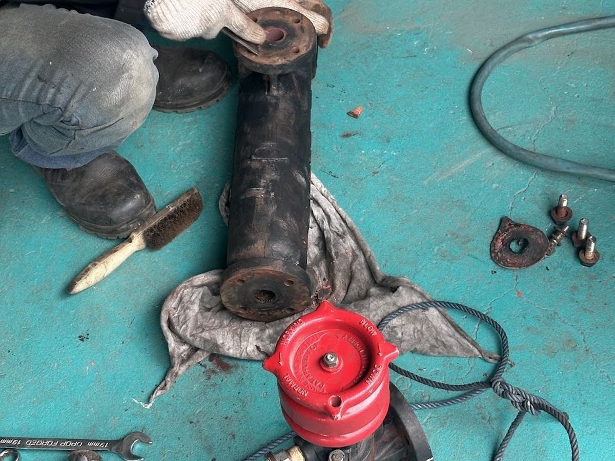 Valve blowdown beserta pipa buangannya dibongkar untuk dibersihkan dan diperiksa