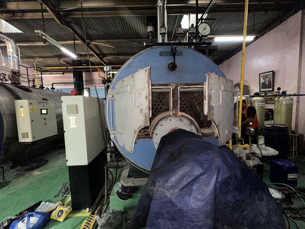 Boiler dibuka untuk pemeriksaan — kondisi tube sheet dan tube terlihat dari sisi depan