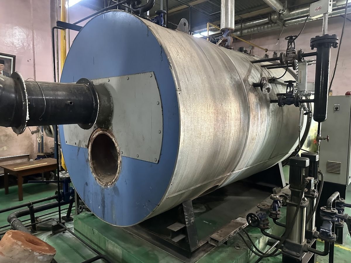 Boiler fire tube — lorong api terlihat di sisi depan setelah burner dilepas