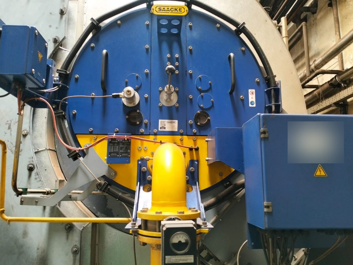 Burner terpasang di muka boiler — di balik pelat inilah rangkaian pengaman yang memutus penyalaan saat ada yang tidak terpenuhi