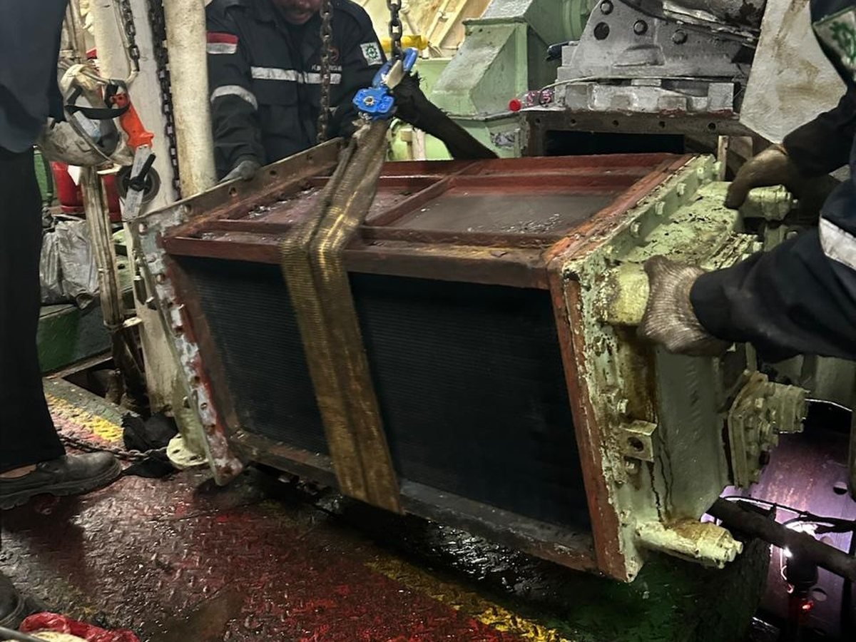 Core heat exchanger diangkat keluar untuk dibersihkan