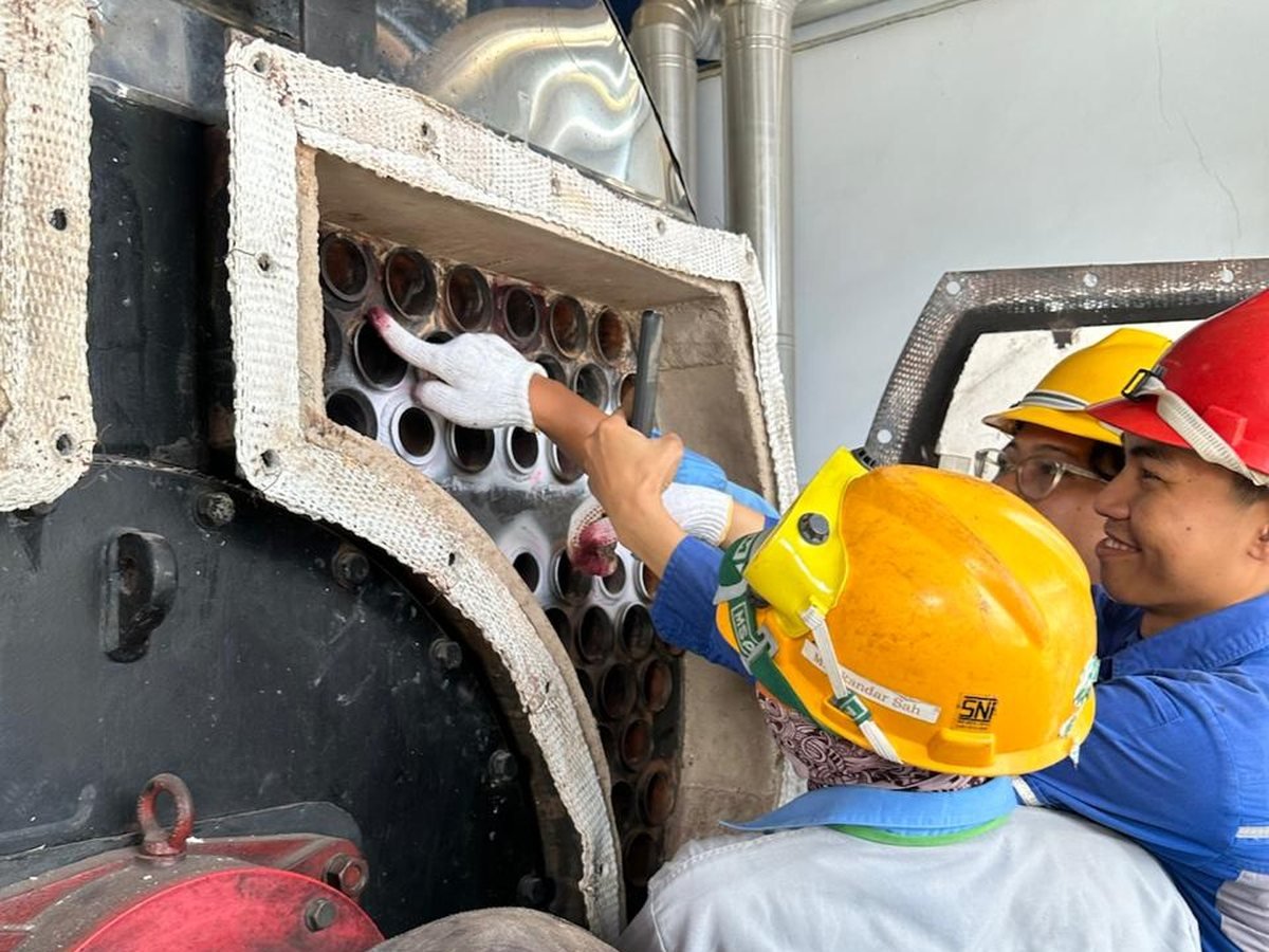 Pembersihan tube boiler dari sisi tube sheet