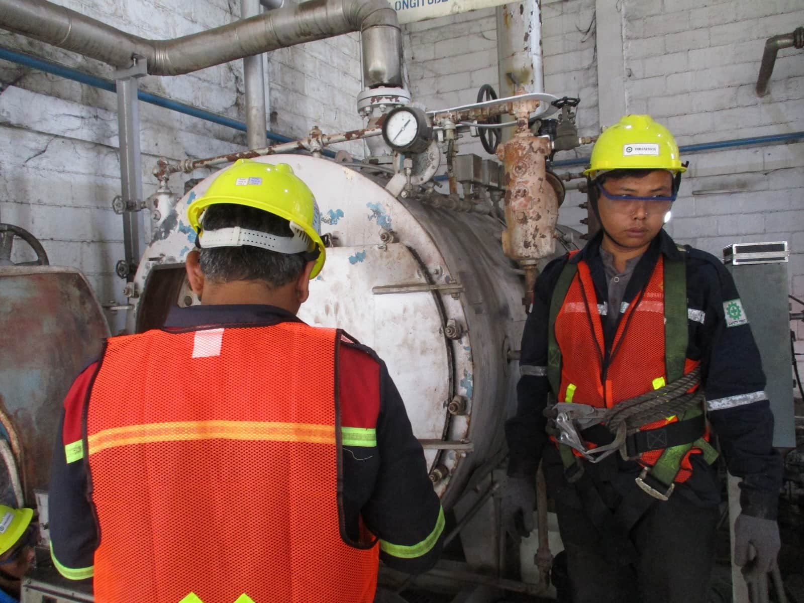 Tim PT Dirani Tech Ekatama saat commissioning boiler industri