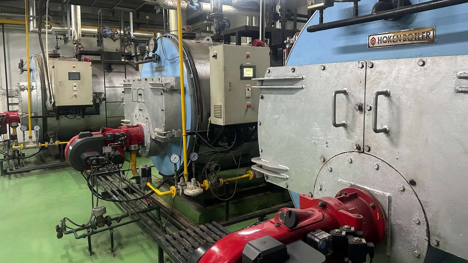 Teknisi PT Dirani Tech Ekatama melakukan cleaning boiler industri di Tangerang