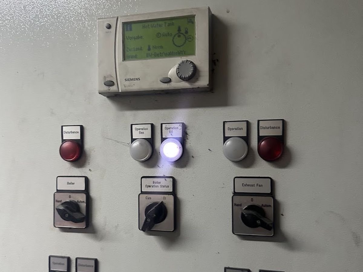 Panel operasi boiler — lampu indikator dan selector switch yang diperiksa operator setiap giliran