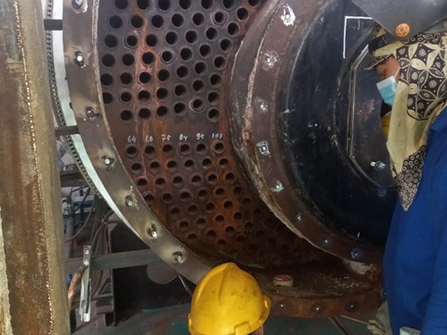 Pembersihan tube sheet pada unit penukar panas industri