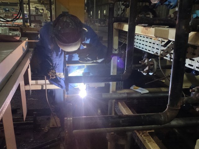 Pengelasan pada bagian bertekanan oleh welder bersertifikat Kelas I