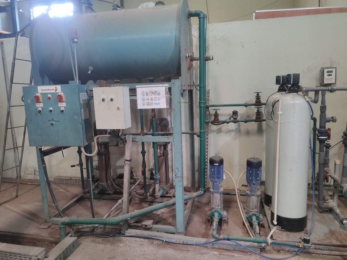 Tangki air umpan, pompa, dan tabung softener dalam satu ruang boiler