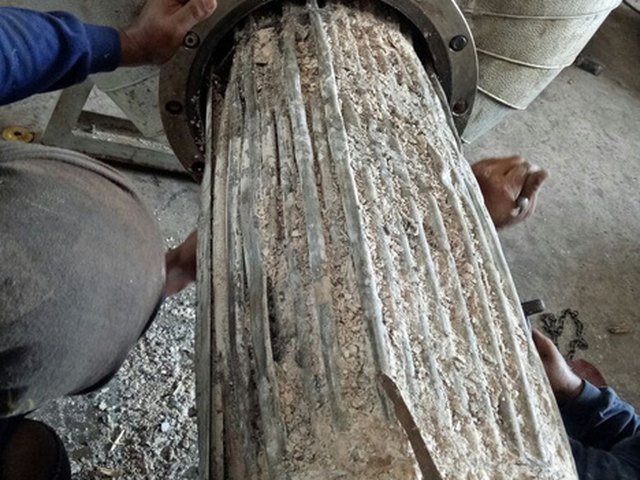 Lapisan kerak tebal pada tube bundle yang ditarik keluar dari shell