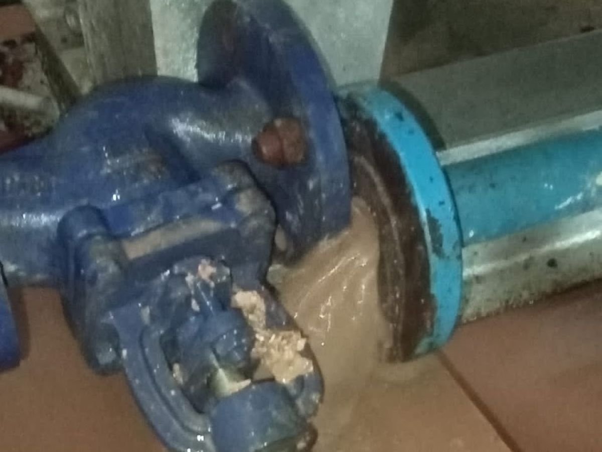 Valve buangan dibongkar — endapan kerak menumpuk di dudukannya sehingga valve tidak lagi menutup rapat